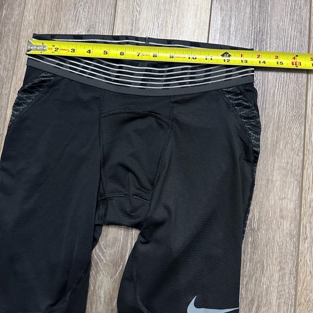 🏋🏻‍♀️Nike Pro hypercool Compression Capri legging size medium. - Picture 4 of 6